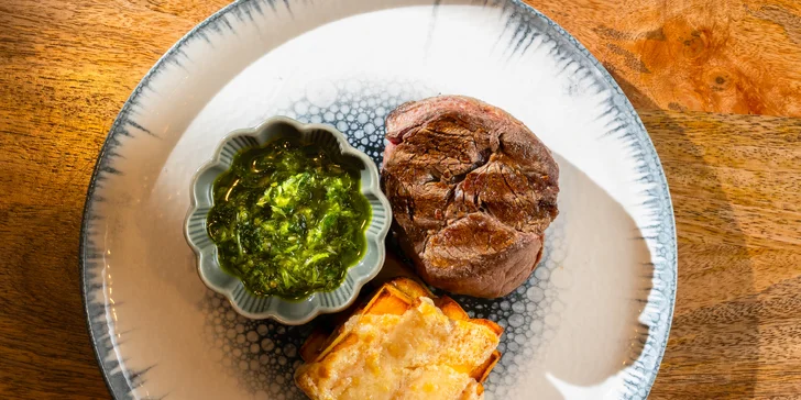 Hovädzí Rib eye steak s domácimi hranolčekmi a omáčkou Salsa verde