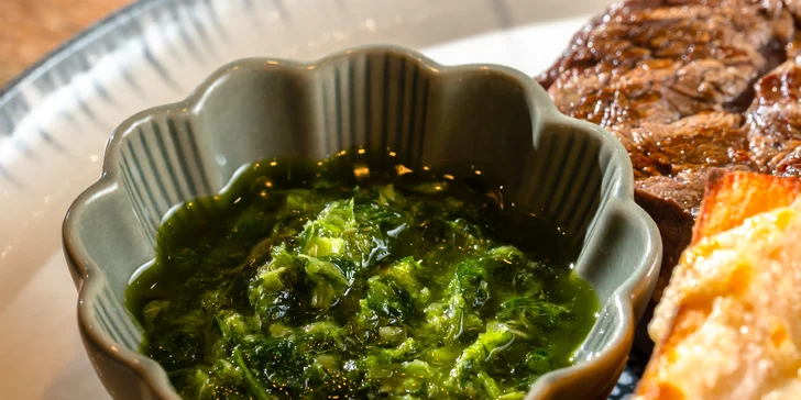 Hovädzí Rib eye steak s domácimi hranolčekmi a omáčkou Salsa verde