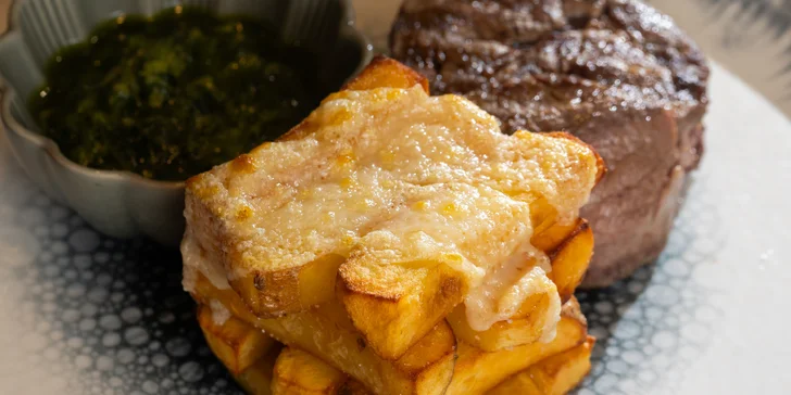 Hovädzí Rib eye steak s domácimi hranolčekmi a omáčkou Salsa verde