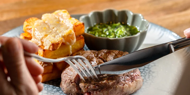 Hovädzí Rib eye steak s domácimi hranolčekmi a omáčkou Salsa verde