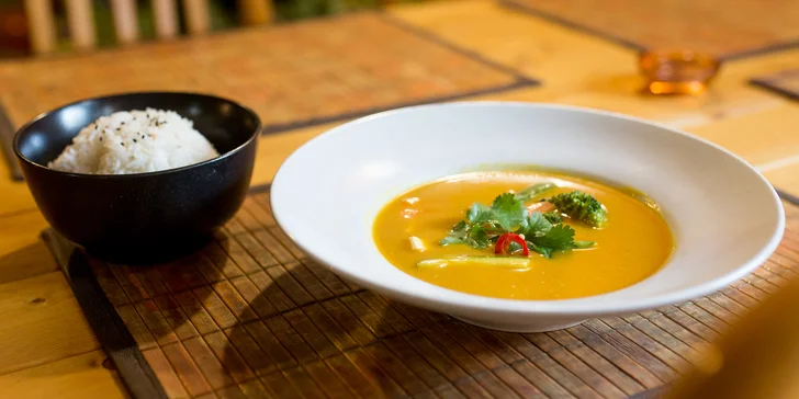 Namaste Asian Fusion Restaurant: Thajské jedlo s kuracím mäsom alebo krevetami podľa vlastného výberu