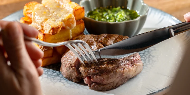 Hovädzí Rib eye steak s domácimi hranolčekmi a omáčkou Salsa verde