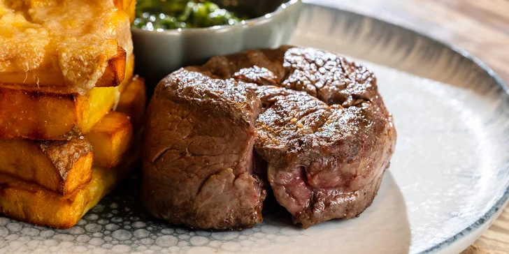 Hovädzí Rib eye steak s domácimi hranolčekmi a omáčkou Salsa verde