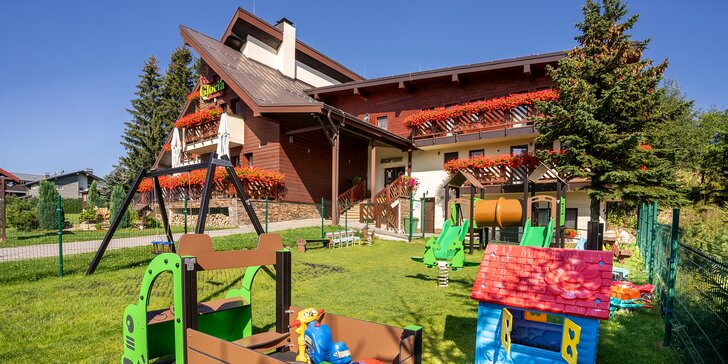 Na Donovaloch ako doma: zariadené izby a apartmány, raňajky aj wellness s vírivkou i saunami + atrakcie pre deti