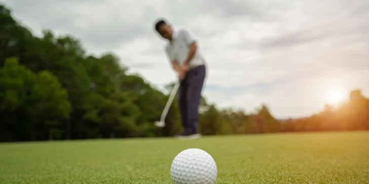 2-hodinový alebo 3-hodinový skupinový golfový kurz pre začiatočníkov s profesionálnou trénerkou Michaelou Patzeltovou