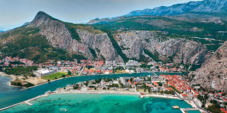 Letná dovolenka v Chorvátsku: apartmány až pre 10 osôb, 180 m od pláže, 2,5 km od Omišu