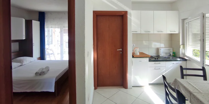 Letná dovolenka v Chorvátsku: apartmány až pre 10 osôb, 180 m od pláže, 2,5 km od Omišu