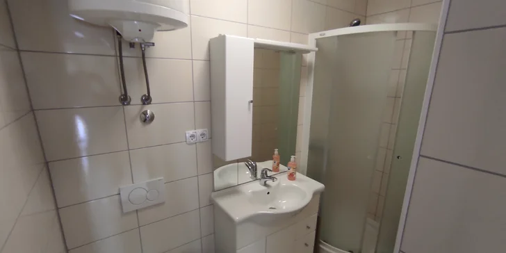Letná dovolenka v Chorvátsku: apartmány až pre 10 osôb, 180 m od pláže, 2,5 km od Omišu