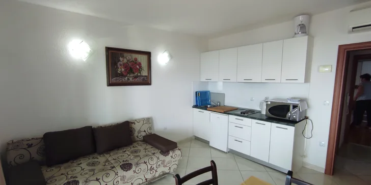 Letná dovolenka v Chorvátsku: apartmány až pre 10 osôb, 180 m od pláže, 2,5 km od Omišu