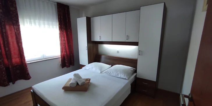Letná dovolenka v Chorvátsku: apartmány až pre 10 osôb, 180 m od pláže, 2,5 km od Omišu