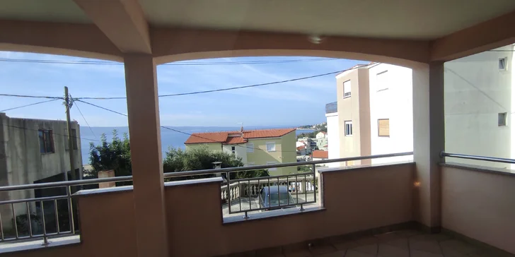 Letná dovolenka v Chorvátsku: apartmány až pre 10 osôb, 180 m od pláže, 2,5 km od Omišu