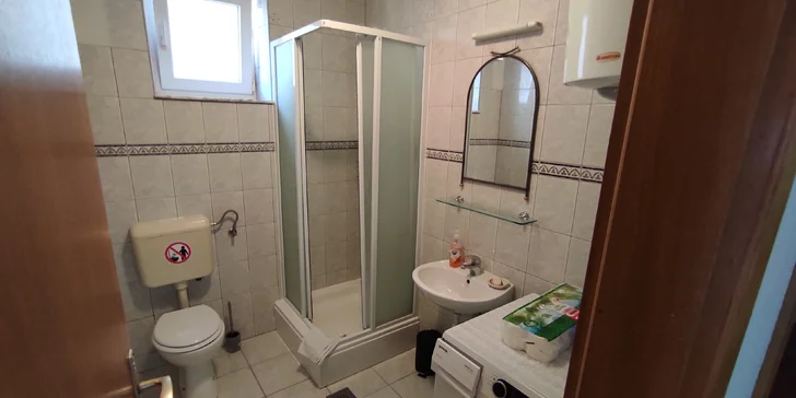 Letná dovolenka v Chorvátsku: apartmány až pre 10 osôb, 180 m od pláže, 2,5 km od Omišu
