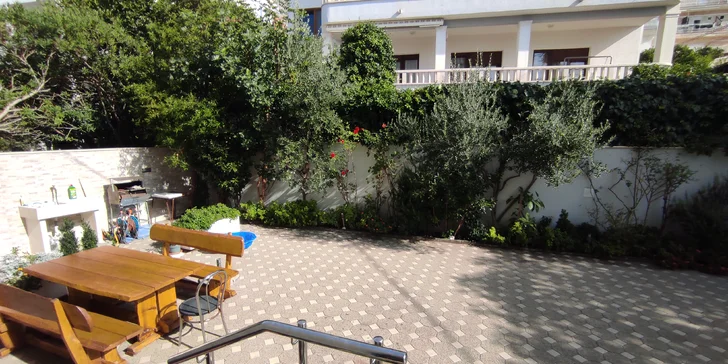 Letná dovolenka v Chorvátsku: apartmány až pre 10 osôb, 180 m od pláže, 2,5 km od Omišu