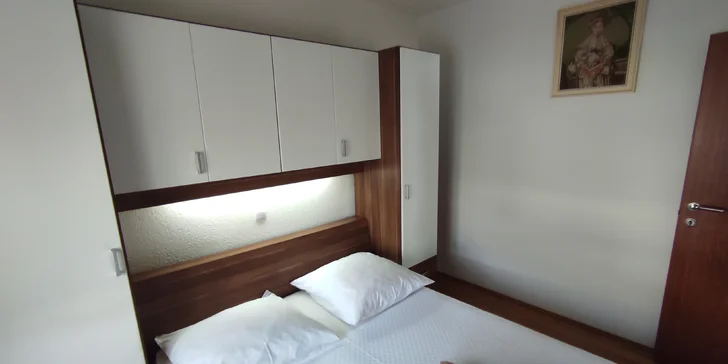Letná dovolenka v Chorvátsku: apartmány až pre 10 osôb, 180 m od pláže, 2,5 km od Omišu