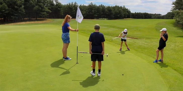 2-hodinový alebo 3-hodinový skupinový golfový kurz pre začiatočníkov s profesionálnou trénerkou Michaelou Patzeltovou