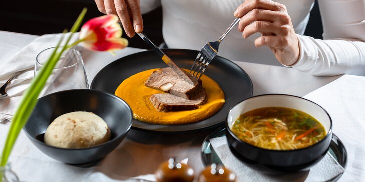 Lahodné 2-chodové menu pre 1 osobu: Sviečková na smotane, ťeľací rezeň alebo gurmánska pleskavica s polievkou