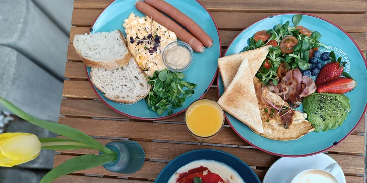 Bohaté raňajkové menu s kávou a džúsom počas celého dňa