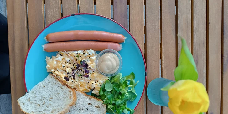 Bohaté raňajkové menu s kávou a džúsom počas celého dňa