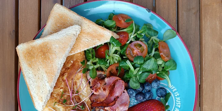 Bohaté raňajkové menu s kávou a džúsom počas celého dňa