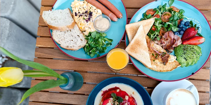 Bohaté raňajkové menu s kávou a džúsom počas celého dňa
