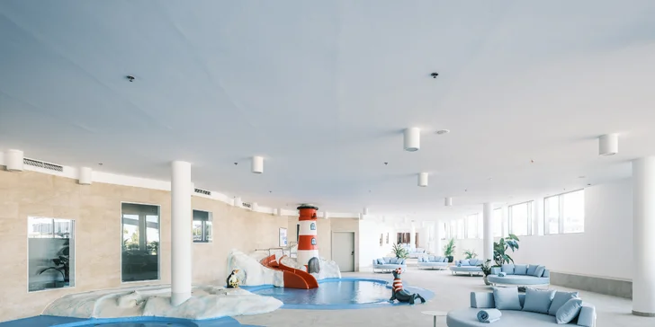 Luxusný 5* rodinný rezort pri Zadare: vlastná pláž a bazény, 2 deti zadarmo, plná či polpenzia, wellness aj úžasný detský svet