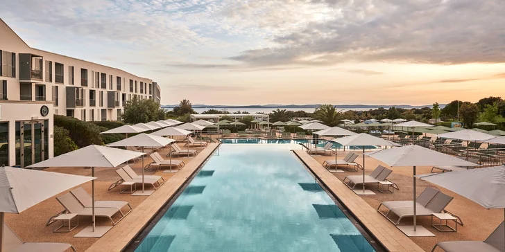 Luxusný 5* rodinný rezort pri Zadare: vlastná pláž a bazény, 2 deti zadarmo, plná či polpenzia, wellness aj úžasný detský svet