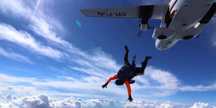 Tandemový zoskok z výšky až 4000 metrov - aj s fotografiami či videozáznamom