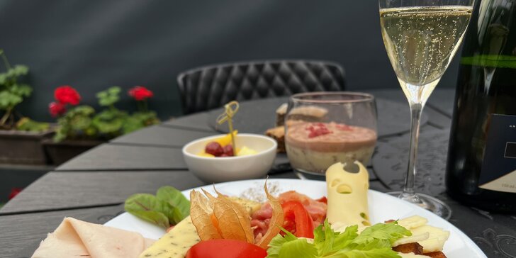 Romantický Eger s privátnym wellness v pet friendly hoteli: luxusné raňajky aj fľaša vína