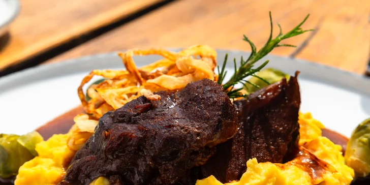Konfitované hovädzie líčka s demi glace omáčkou a slepačím vývarom