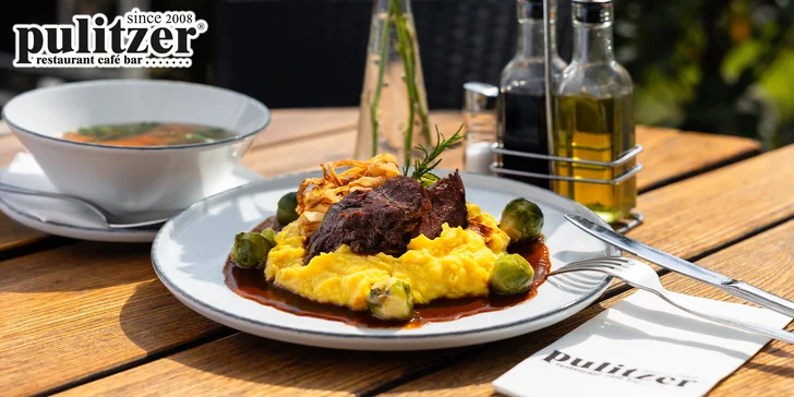 Konfitované hovädzie líčka s demi glace omáčkou a slepačím vývarom