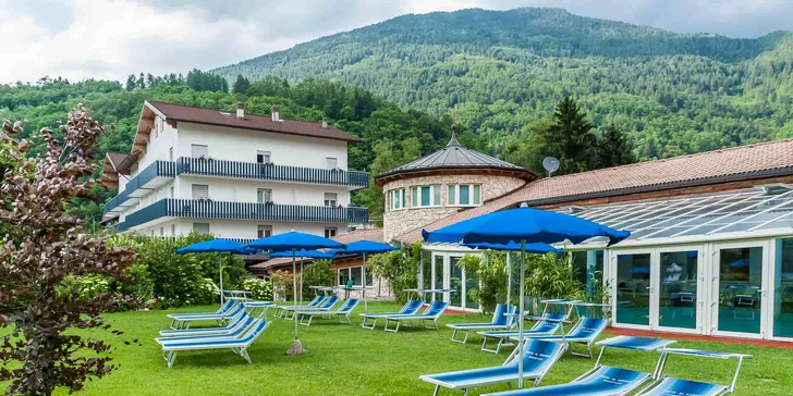 Wellness pobyt s plnou penziou v talianskych Alpách: hotel s bio záhradou, bazénom a spa pri Terme di Levico