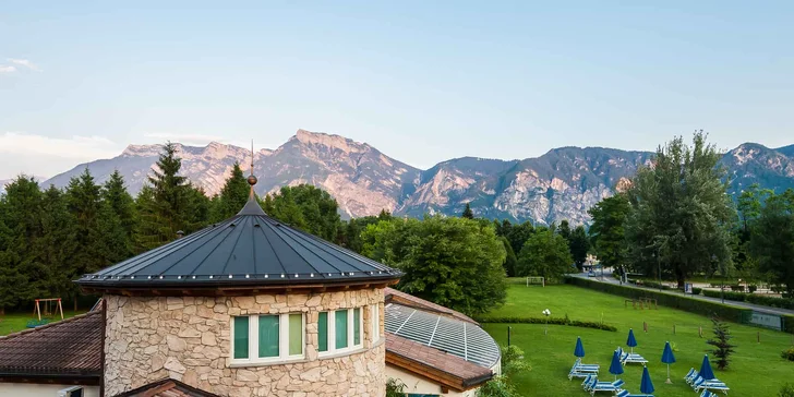 Wellness pobyt s plnou penziou v talianskych Alpách: hotel s bio záhradou, bazénom a spa pri Terme di Levico