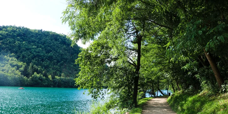 Wellness pobyt s plnou penziou v talianskych Alpách: hotel s bio záhradou, bazénom a spa pri Terme di Levico