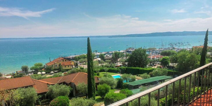 Lago di Garda: 4* hotel s bazénom a panoramatickou terasou hneď pri jazere, polpenzia v cene