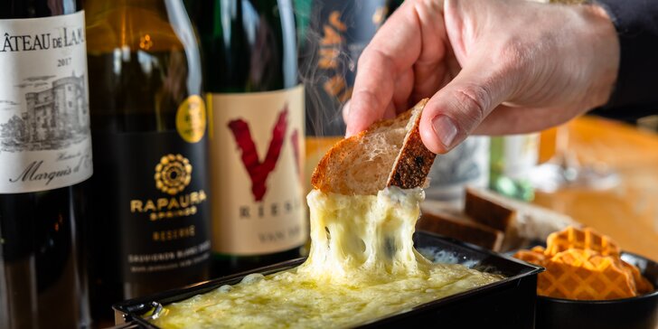 Exkluzívna degustácia so švajčiarskym syrom Raclette, slepá degustácia vín so someliérom alebo škola sabráže vo WINE EXPERT