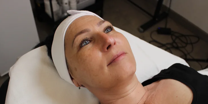Omladzujúca dermomasáž alebo mechanický peeling prístrojovou oxybráziou