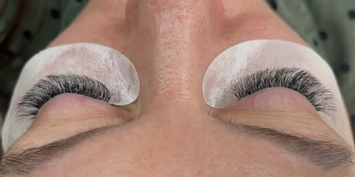 Laminácia obočia, lash lifting, nové mihalnice alebo masáž tváre, krku a dekoltu