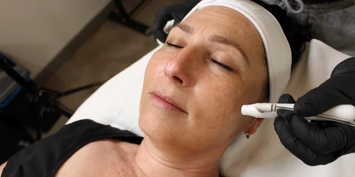 Omladzujúca dermomasáž alebo mechanický peeling prístrojovou oxybráziou