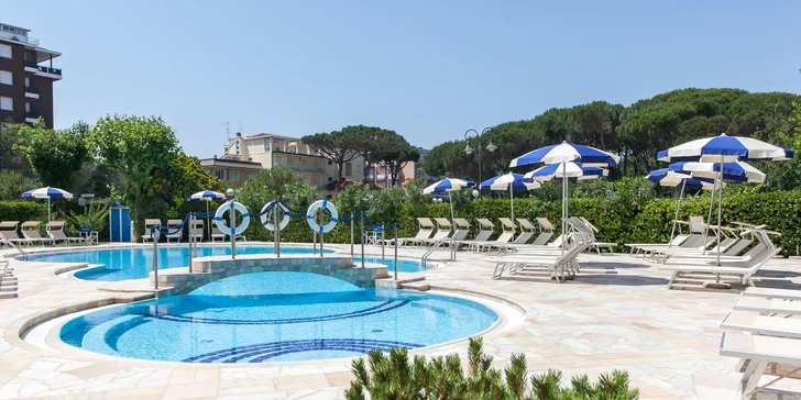 Cervia pri Rimini: 4* hotel pri pláži, vonkajší bazén a k tomu raňajky či polpenzia