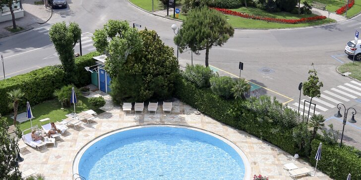 Cervia pri Rimini: 4* hotel pri pláži, vonkajší bazén a k tomu raňajky či polpenzia