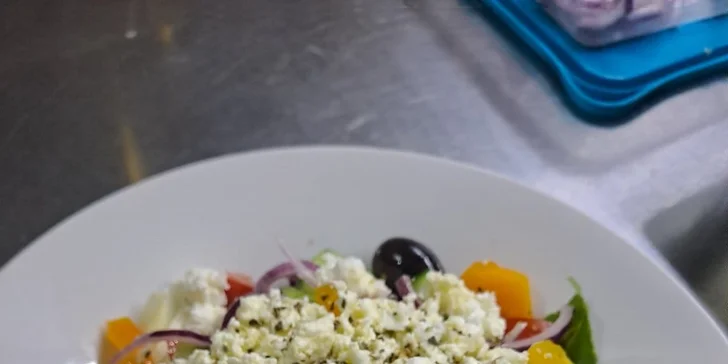 Voňavá porcia gréckych špecialít: Suvlaki, jahňacie bifteky, pita a i.