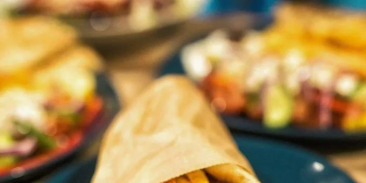 Voňavá porcia gréckych špecialít: Suvlaki, jahňacie bifteky, pita a i.