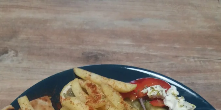Voňavá porcia gréckych špecialít: Suvlaki, jahňacie bifteky, pita a i.