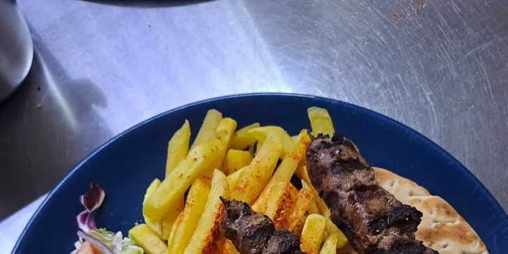 Voňavá porcia gréckych špecialít: Suvlaki, jahňacie bifteky, pita a i.