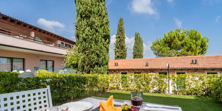 Lago di Garda: 4* hotel s bazénom hneď pri jazere, fľaša vína a extra zľavy pre dlhšie pobyty