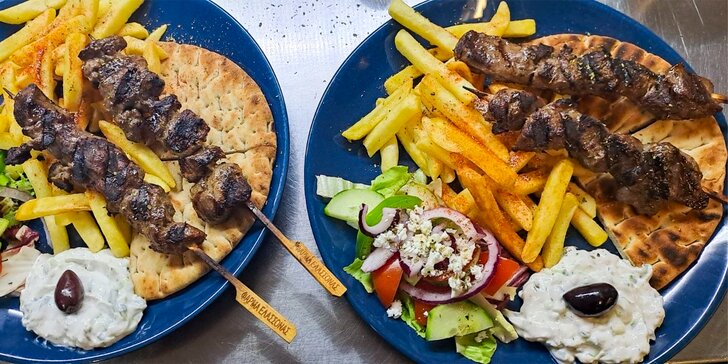 Voňavá porcia gréckych špecialít: Suvlaki, jahňacie bifteky, pita a i.