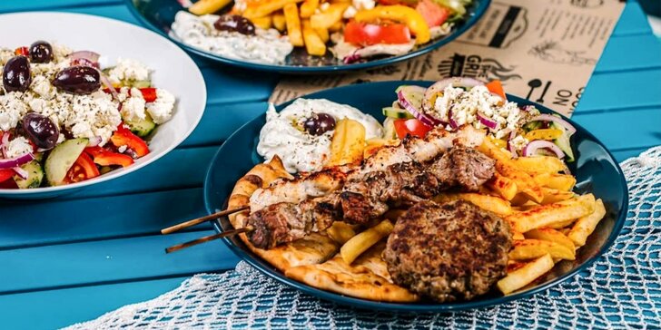 Voňavá porcia gréckych špecialít: Suvlaki, jahňacie bifteky, pita a i.