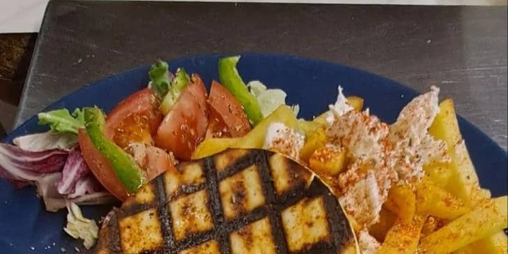 Voňavá porcia gréckych špecialít: Suvlaki, jahňacie bifteky, pita a i.
