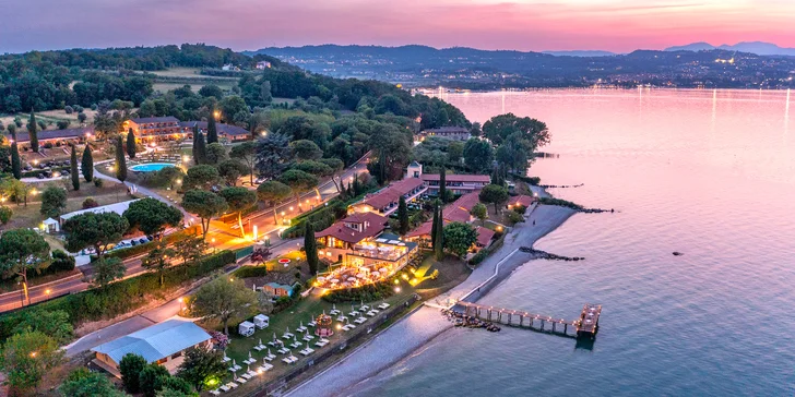 Lago di Garda: 4* hotel s bazénom hneď pri jazere, fľaša vína a extra zľavy pre dlhšie pobyty