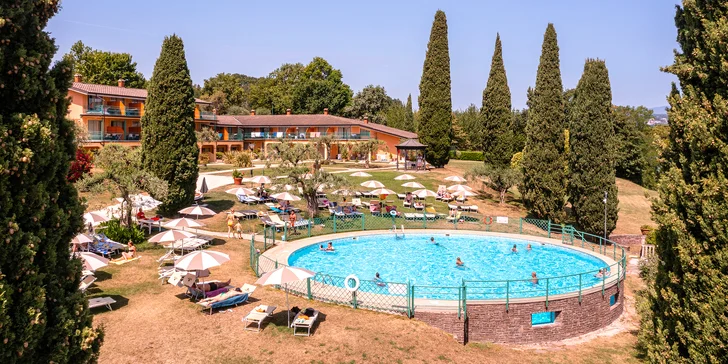 Lago di Garda: 4* hotel s bazénom hneď pri jazere, fľaša vína a extra zľavy pre dlhšie pobyty
